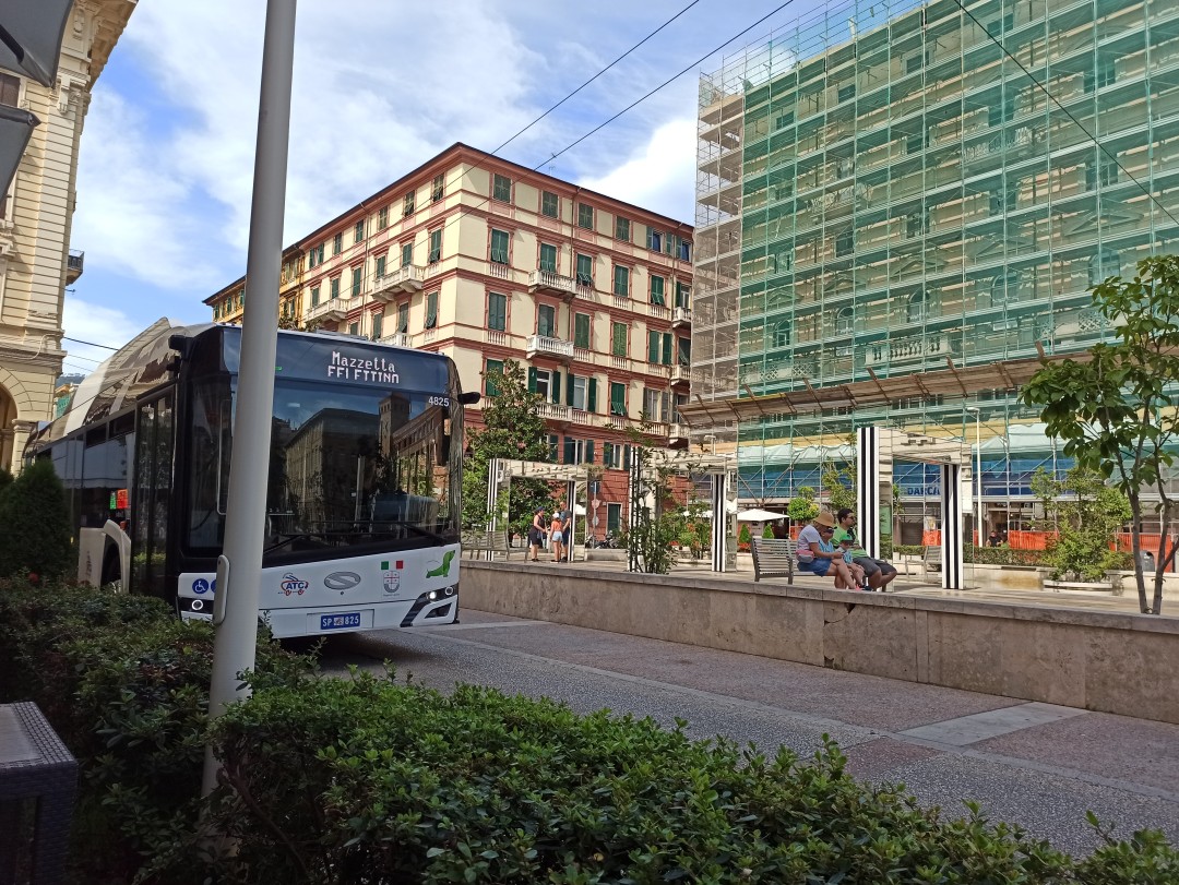 Obus Nr. 825 vom polnischen Typ Solaris Trollino 12 auf der Piazza Guiseppe Verdi